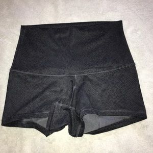 Lululemon black boogie shorts roll down sz 4